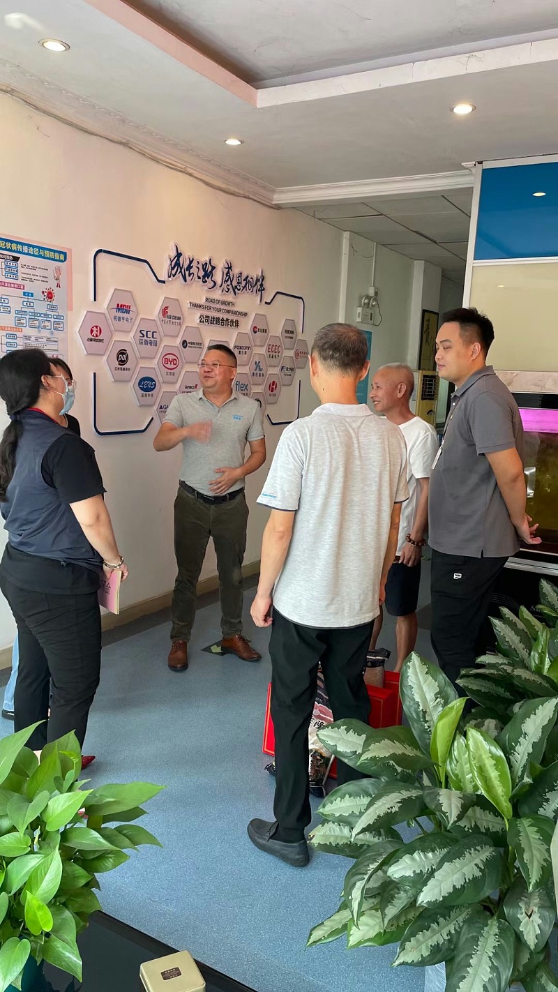 嶂背社區黨委到金泰瀛公司參加八一座談會